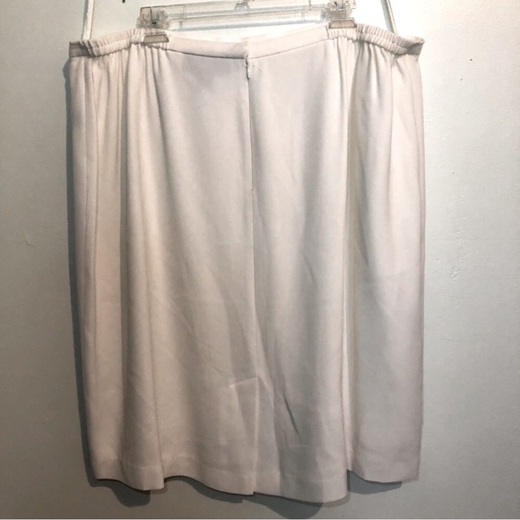Ellen Tracy Skirt with back split and zipper In Cream, size 24 - Picture 2 of 8